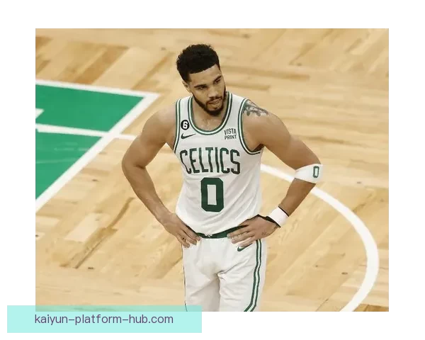 塔图姆向裁判索要技术犯规仍被判罚他逐渐找回比赛手感